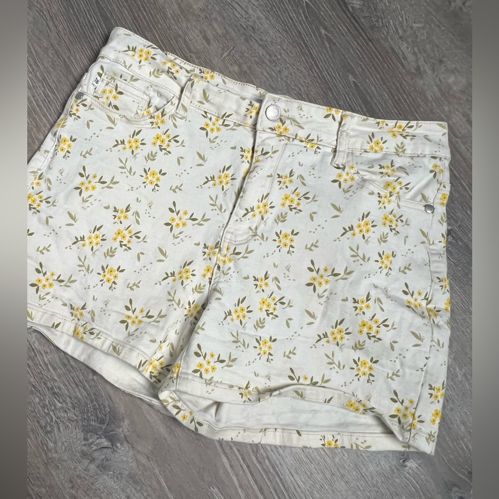 Judy Blue Beautiful Floral‎ Shorts- XL